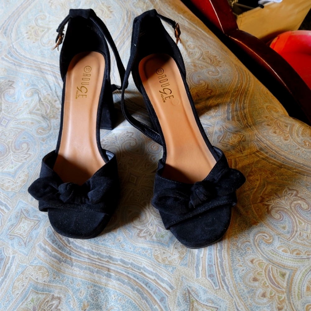 Women' s black velvet chunk high heel shoes